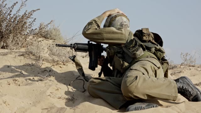 Israeli-soldier-running-and-taking-cover-during-combat