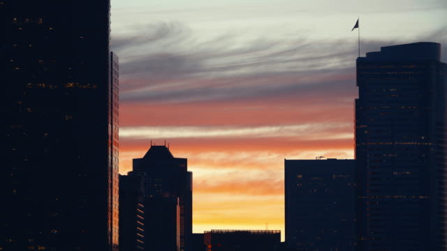 American-Business-Gebäude-Silhouette,-Sonnenuntergang-Goldgrund