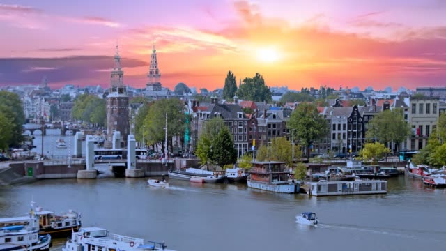 Luftaufnahmen-von-der-Stadt-Amsterdam-in-den-Niederlanden-bei-Sonnenuntergang