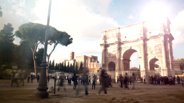 lapso-de-tiempo-en-un-día-ventoso-en-el-arco-de-Constantino,-arco-de-triunfo-cerca-del-Coliseo-en-el-centro-de-Roma