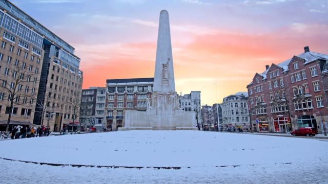Monumento-en-la-presa-en-Ámsterdam-en-invierno-en-la-puesta-de-sol,-Invierno-2018