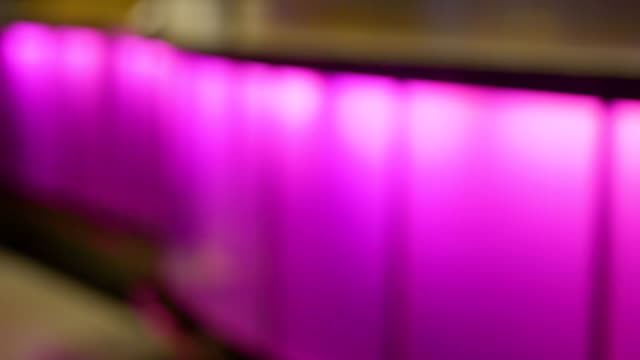 Borrosa-luces-de-la-púrpura-en-el-lado-de-la-pared
