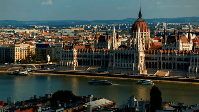 Parlamento-y-puente-de-las-cadenas,-Budapest,-Hungría