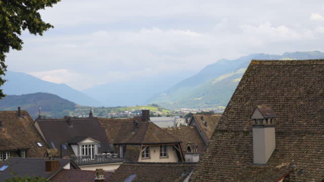 Rapperswil-Schweiz-Dächer-und-bergige-Landschaft