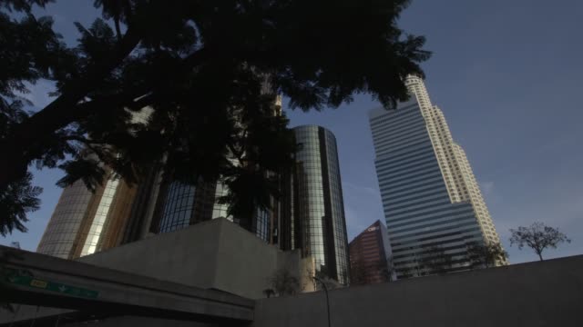 Downtown-Los-Angeles-edificios-horizonte-de-la-ciudad-en-un-día-soleado-de-verano,-tiro-en-movimiento