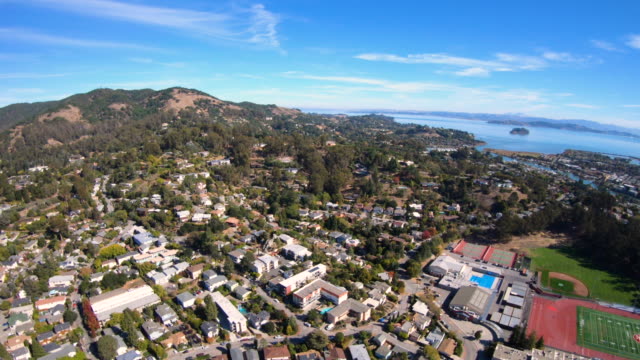 San-Rafael,-California-Luftaufnahme-vom-Hubschrauber-Stadt-Zentrum