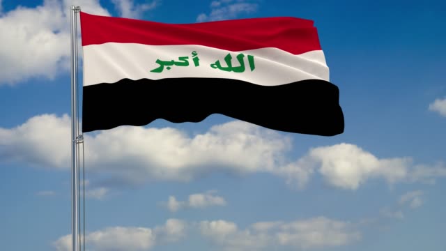 Flagge-des-Irak-vor-Hintergrund-Wolken-am-blauen-Himmel-schweben