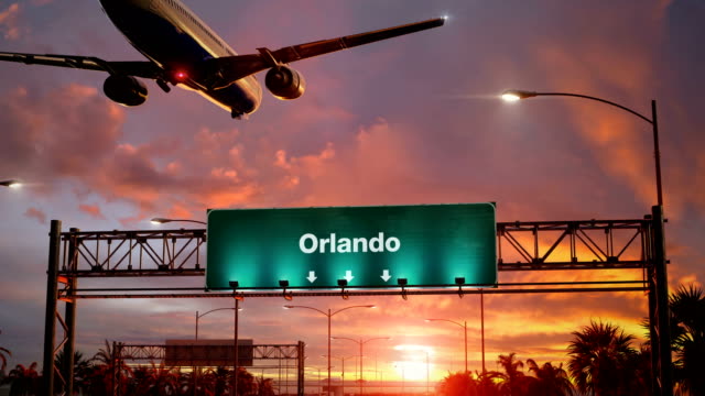 Orlando-de-aterrizaje-de-avión-durante-un-maravilloso-amanecer