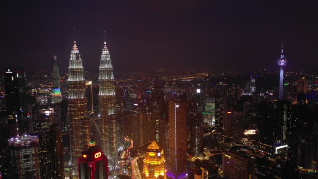 Nacht-beleuchtet-Kuala-Lumpur-City-Innenstadt-Antenne-Panorama-4k-Malaysia