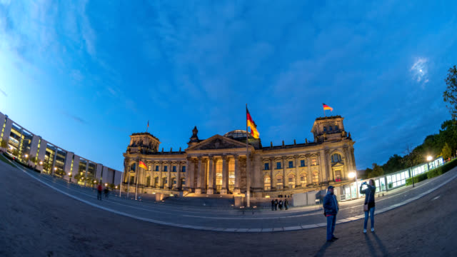 Lapso-de-tiempo-de-Alemania-Berlín-4K,-día-de-skyline-de-la-ciudad-para-timelapse-de-la-noche-en-el-edificio-del-Parlamento-de-Reichstag-alemán