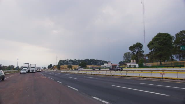 Autopista-150D-cerca-de-Puebla,-México.