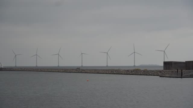 El-tema-es-la-generación-de-energía-neta-y-la-protección-del-medio-ambiente.-Un-número-de-cuchillas-de-viento,-energía-eólica-en-el-mar-Báltico-en-Europa-Dinamarca-Copenhague-en-invierno