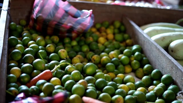 Lima-limón-verde-fresco-para-la-venta-en-el-mercado-de-verduras