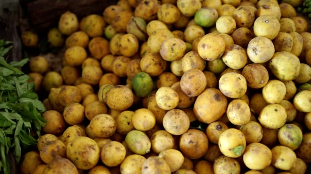 Frische-gelbe-Zitronenkliben-zum-Verkauf-auf-Gemüsemarkt