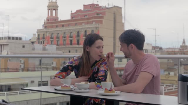 Ein-Paar-genießt-Kaffee-und-Desserts-in-einem-Café-auf-dem-Dach-in-Valencia