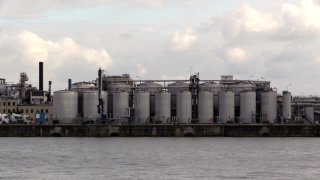 Fábrica-en-el-puerto-de-Hamburgo-sobre-el-río-Elba