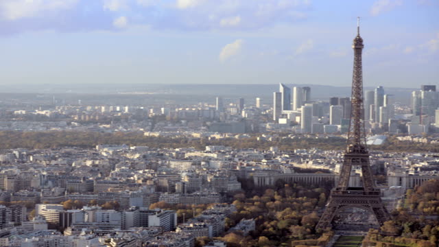 París,-Francia,-20-de-noviembre-de-2014:-Toma-aérea-de-la-creación-de-la-Torre-Eiffel.-Toma-panorámica-a-la-izquierda-a-derecha.-Durante-el-día