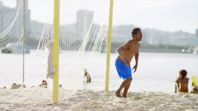 Brasilianischen-Mann-versucht,-um-einen-Fußball-Ziel.