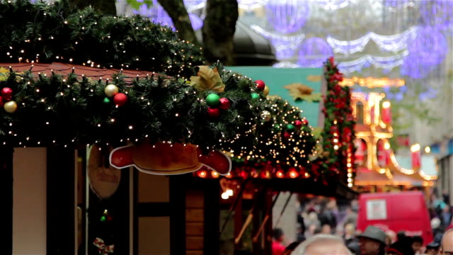 Pull-Focus-through-Twinkling-Xmas-Lights,-Large-Crowd-German-Christmas-Market