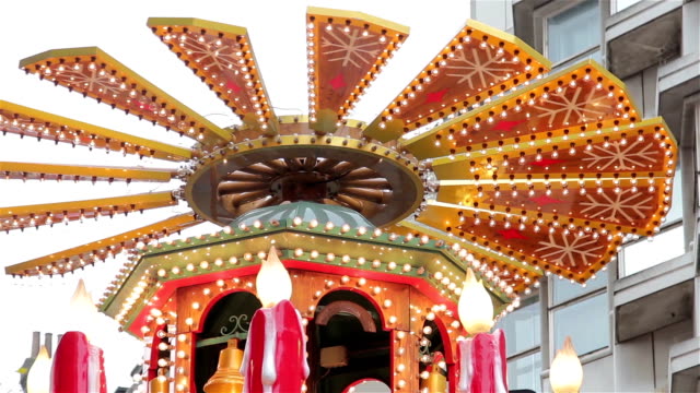 Spinning-Weihnachten-Lichter-Pull-Fokus-auf-deutscher-Weihnachtsmarktstand-in