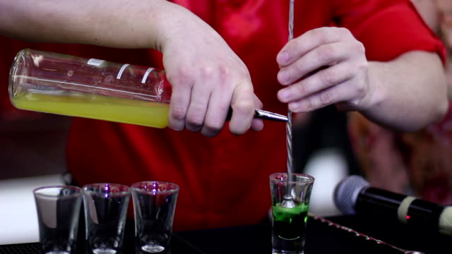 Medium-shot-der-Zubereitung-mexikanischer-Cocktails-in-der-grünen-Zone