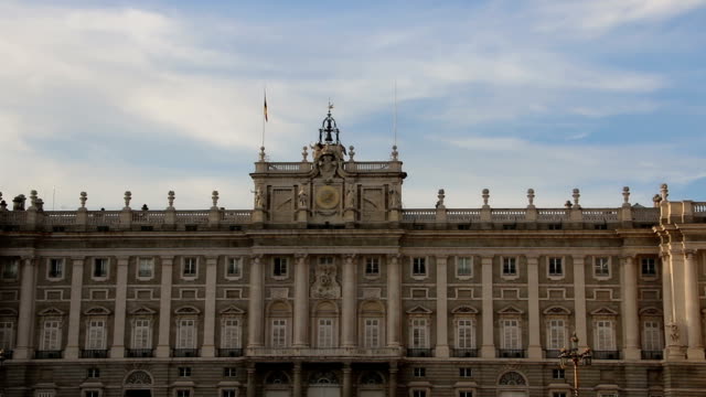 Royal-Palace-in-Madrid-in-einem-Sommerabend,-Spanien.---Zoom.