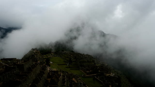 Machu-Picchu-niebla