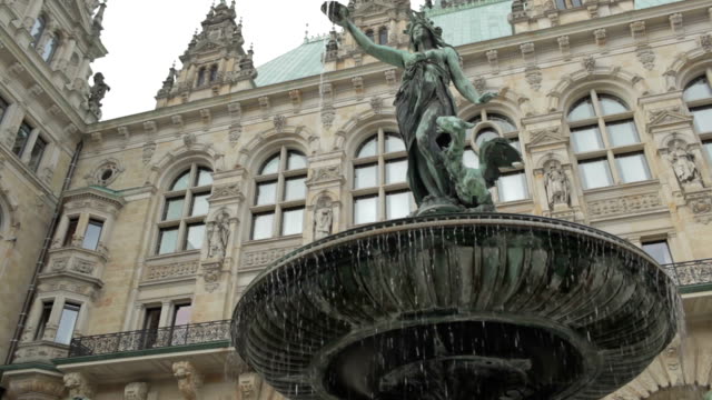 Fountain-near-the-Rathaus-in-Hamburg