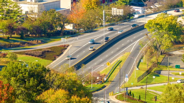 Interstate-Verkehr-in-der-Innenstadt-von-Asheville,-North-Carolina,-im-Herbst