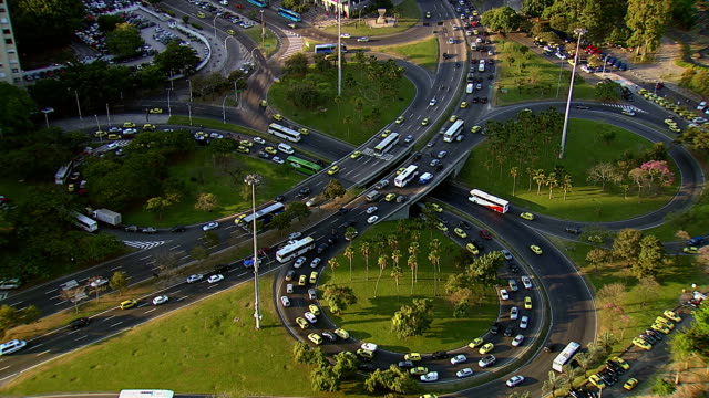 Traffic-on-freeway-intersection,-Rio-de-Janeiro,-Brazil