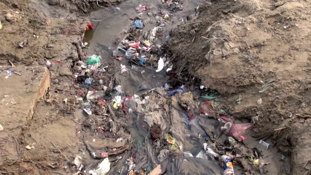 polluted-dirty-open-sewerage-channel-on-Ganges-river-coast-in-Varanasi,-India