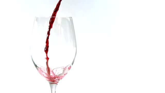 Rotwein-gießen-in-Weinglas