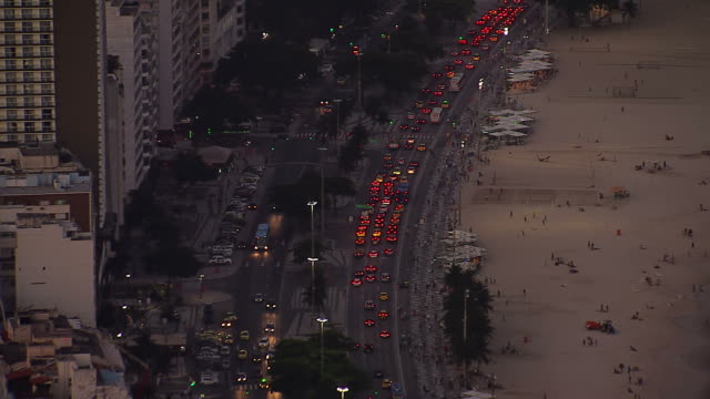 Calle-de-la-ciudad-al-atardecer-en-la-playa-de-Copacabana,-Río-de-Janeiro,-Brasil