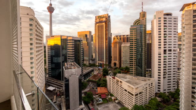 Kuala-Lumpur,-Malasia--circa-de-octubre-de-2015:-hermoso-escena-de-la-noche-a-la-mañana,-el-amanecer-en-la-ciudad-de-Kuala-Lumpur.-Lapso-de-tiempo.-Muestra-la-famosa-Torre-de-Kuala-Lumpur-y-otros-bulding-en-las-cercanías.