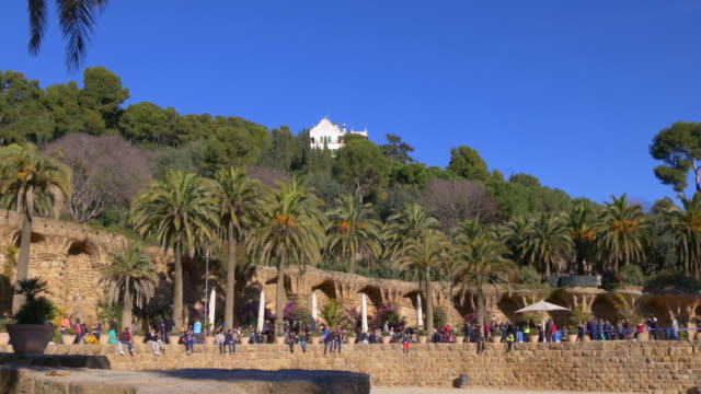 barcelona-la-luz-solar-Gaudí-parque-güell-personas-Descanse-4-k,-España
