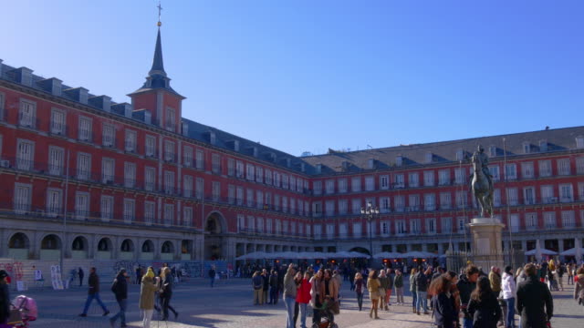 spain-sunny-day-blue-sky-madrid-crowded-plaza-mayor-4k