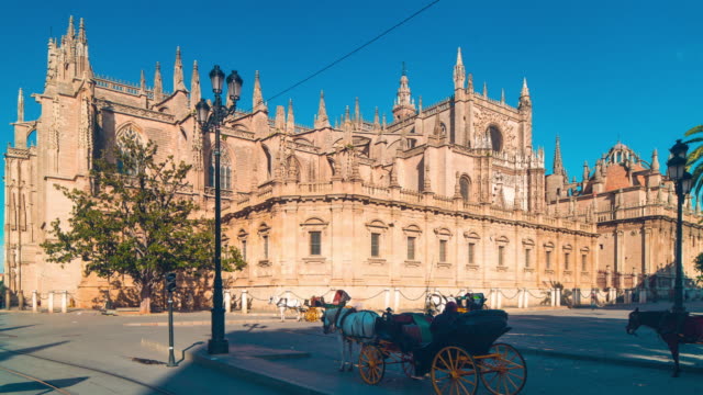 Stadtzentrum-von-Sevilla-Sonne-Licht-Kathedrale-Außenansicht-des-Hotels-–-Panoramaaufnahme-4-k-Zeitraffer-Spanien