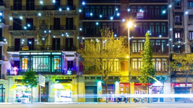 Barcelona-Nacht-Licht-Magie-Dekoration-der-Straße-Block-4-k-Zeitraffer