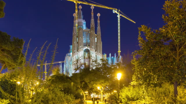 Barcelona-Nachtlicht-Sagrada-familia,-Blick-auf-den-Park-4-k-Zeitraffer-Spanien