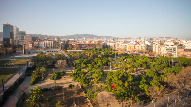 Luz-de-la-puesta-del-sol-en-el-último-piso,-vista-superior-en-Parque-de-Joan-miró-i-ferrà-4-K-lapso-de-tiempo-de-Barcelona