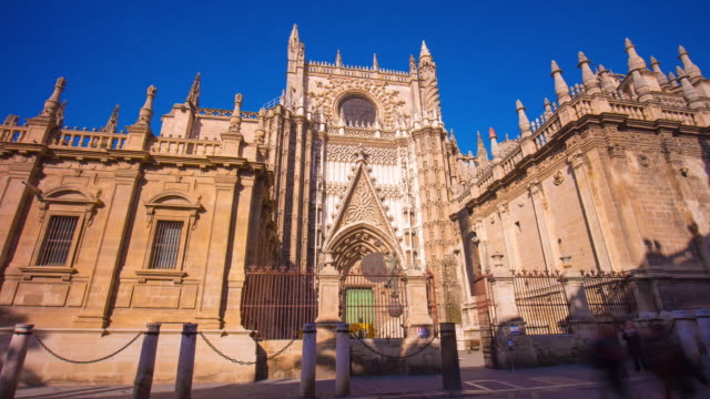 Sonne-Licht-Sevilla-großen-Eingang-zur-Kathedrale-4-k-Zeitraffer-Spanien