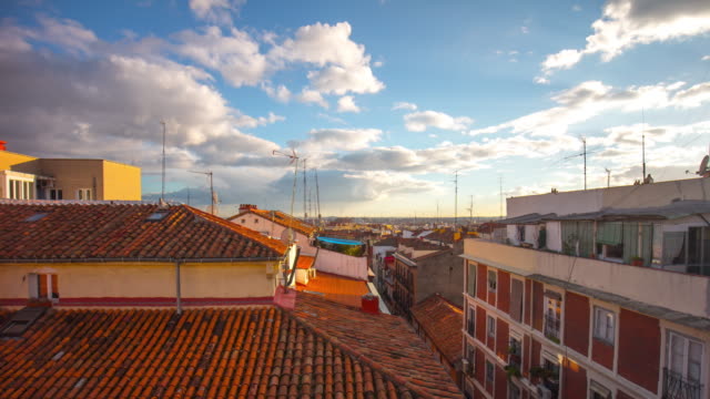 Madrid-Sonne-Licht-Leben-Block-auf-dem-Dach,-Panoramablick-4-k-Zeitraffer-Spanien