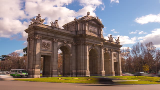 madrid-sunny-day-traffic-circle-triumphal-arch-4k-time-lapse--spain