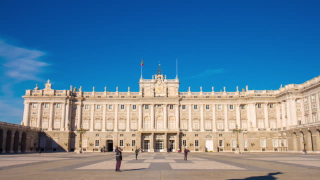 Sonniger-Tag-blauer-Himmel-Königspalast-von-Madrid-4-k-Zeitraffer-Spanien