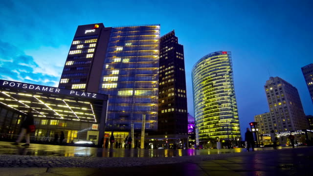 Vista-de-noche-de-Potsdamer-Platz-distrito-financiero-de-Berlín,-Alemania