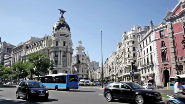 Day-traffic-near-The-Metropolis-building,-Madrid