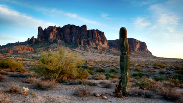 Time-lapse-of-Superstition-Mountains-in-Arizona