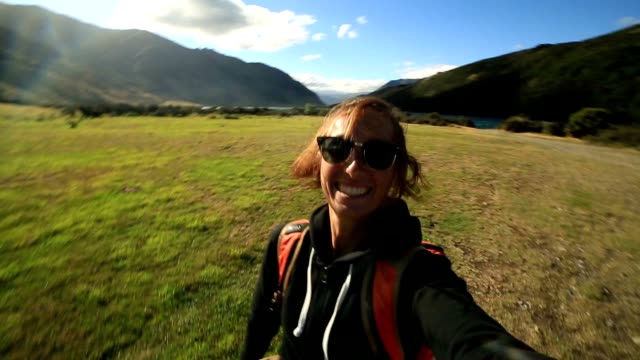 Junge-Geschäftsfrau-Wandern-dauert-selfie-Porträt-mit-den-Bergen-im-Hintergrund