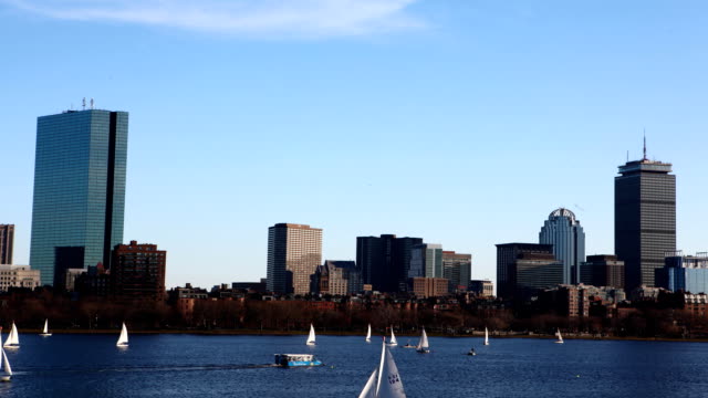 Timelapse-skyline-von-Boston-mit-Segelbooten