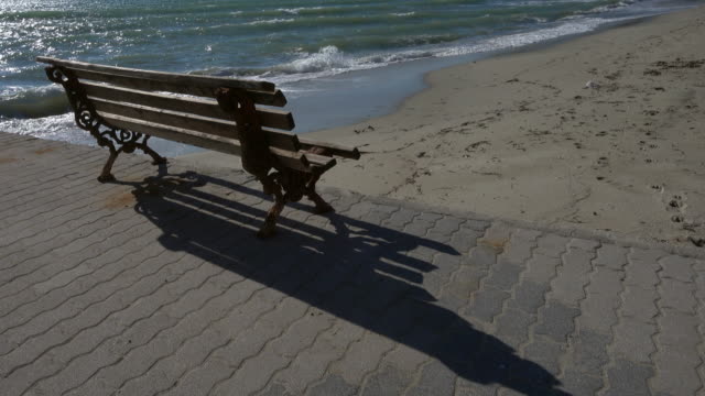 Eine-einsame-Bank-auf-dem-Pier-in-der-Nähe-des-Meeres-in-einem-Strand-in-Griechenland
